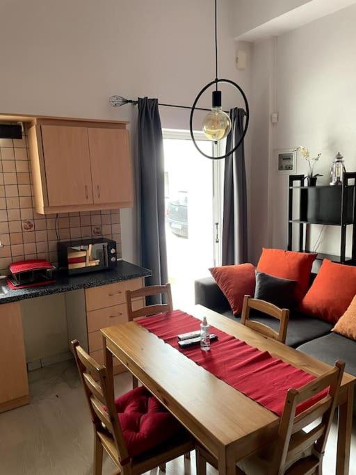 Comfy Apartment With Low Ceiling Attic Athen Exterior foto
