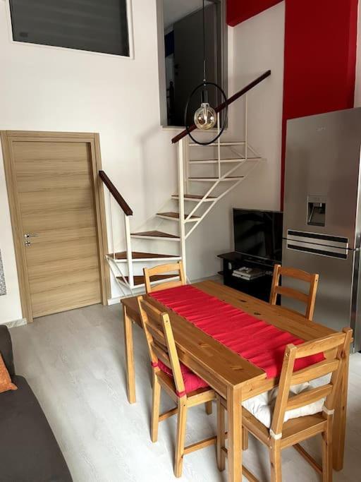 Comfy Apartment With Low Ceiling Attic Athen Exterior foto